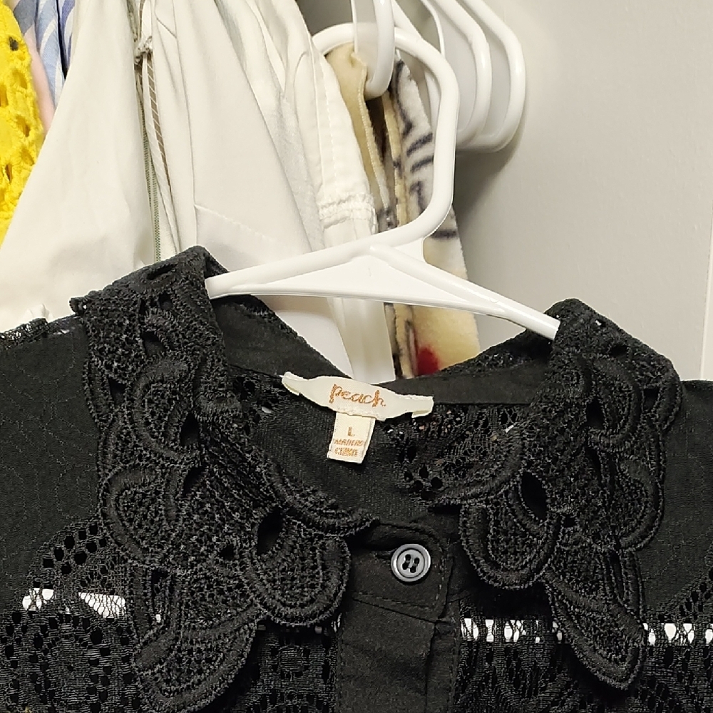 Elegant Black Lace Blouse with Puff Sleeves - Picture 4 of 7